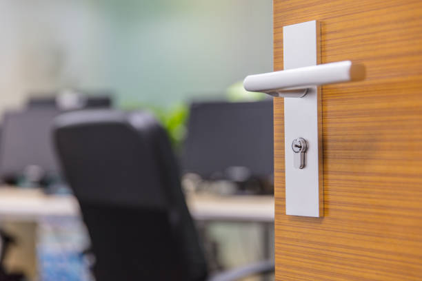 Puerta abriendo a oficina